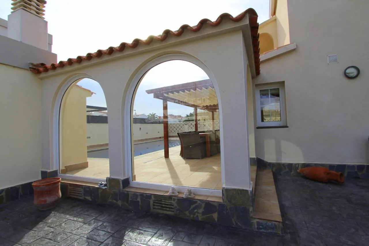 Leon Inmo Villa Loro - 14157 Empuriabrava Spain